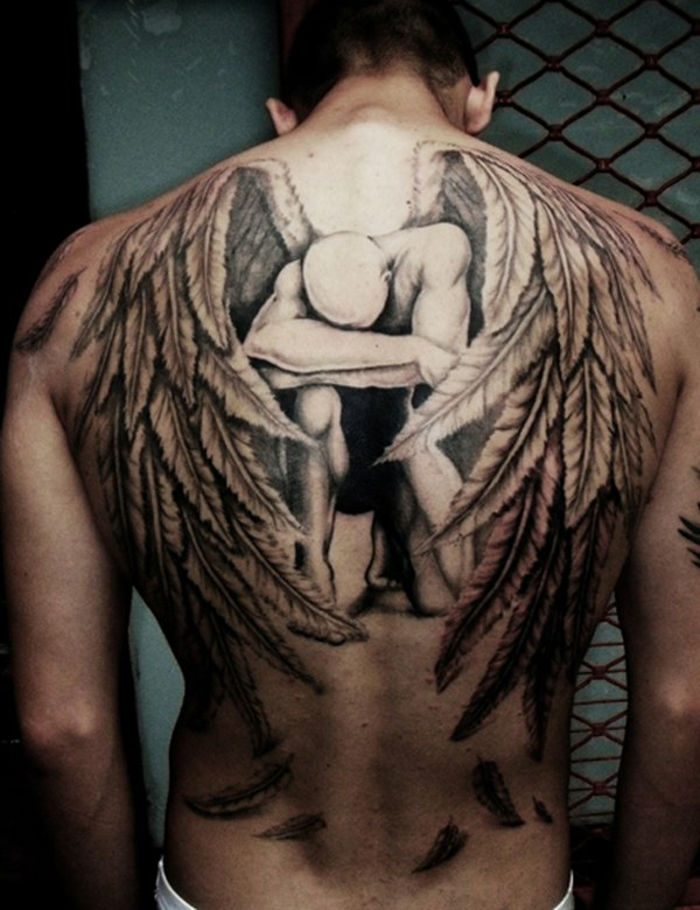 ďalší muž s rozprávkovým krásnym tetovaním anjela - tu je veľký smutný anjel s krídlami