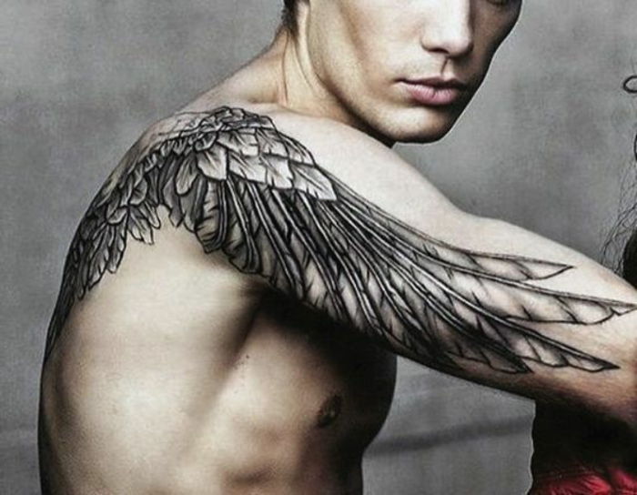 geweldig idee voor een heel mooie engelenvleugel tattoo - hier is een man met een zwarte engelenvleugel