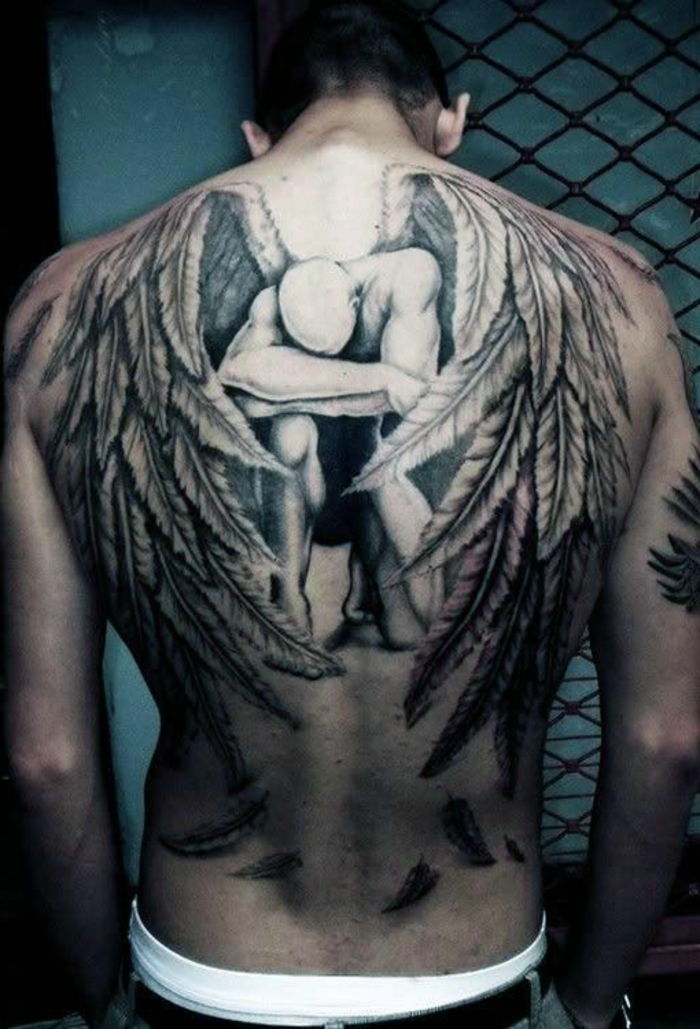 verdrietig, huilende engel met grote witte vleugels met lange veren - een ander idee voor een mooie engelenvleugel tatoeage, waar de mannen echt van kunnen houden