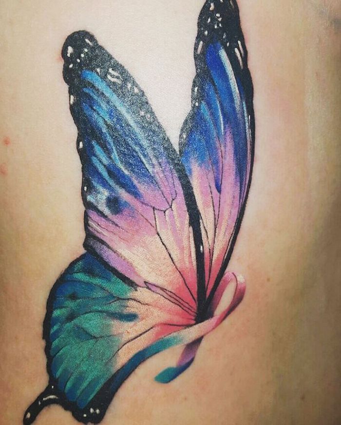 en veldig fin, morsom, fargerik tatovering med en stor flygende sommerfugl med store blå vinger
