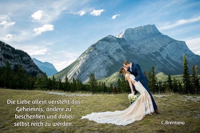 Nu laten we je een foto zien met een bruid en bruidegom, bergen, bos, groene bomen en een jonge vrouw met een prachtige witte bruidsjurk