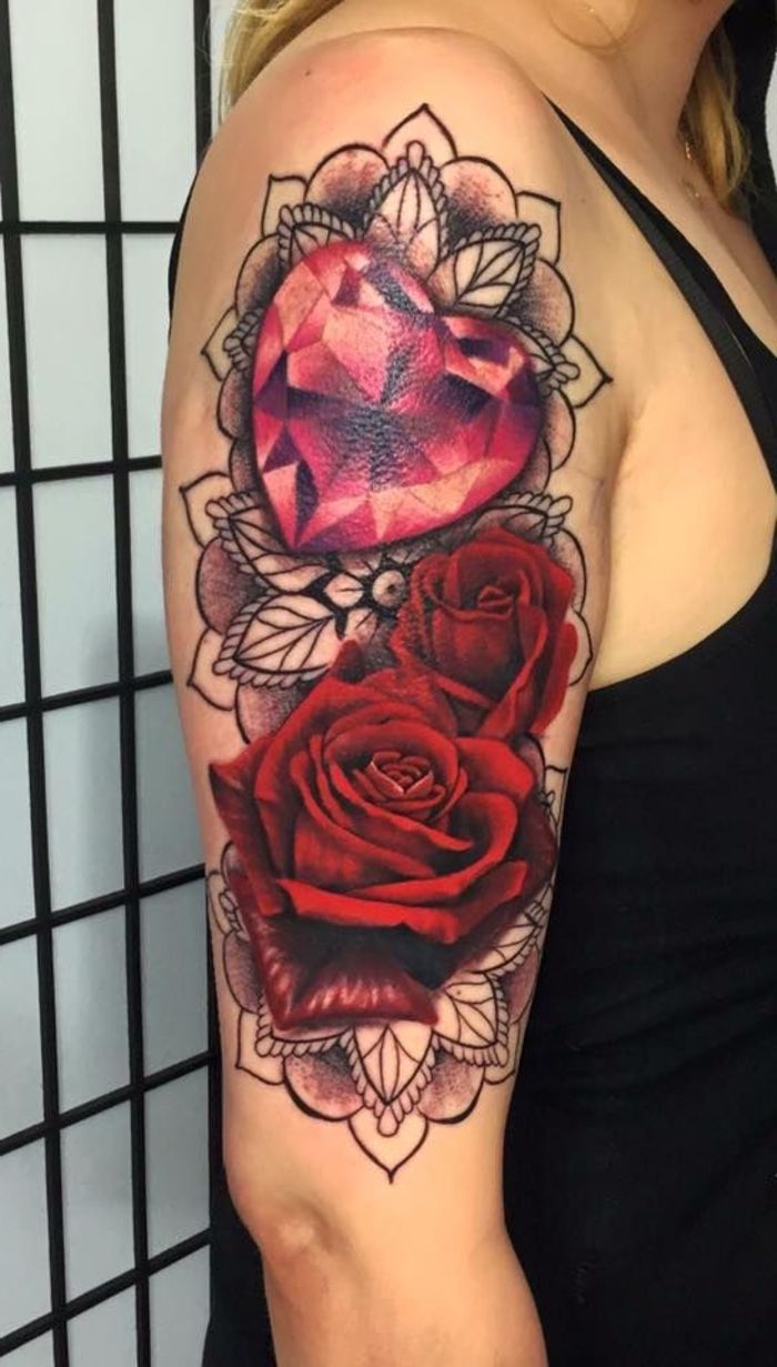 Een idee voor tatoeage op de schouder - Twee grote rode rozen en een hart - tatoeage voor de vrouw
