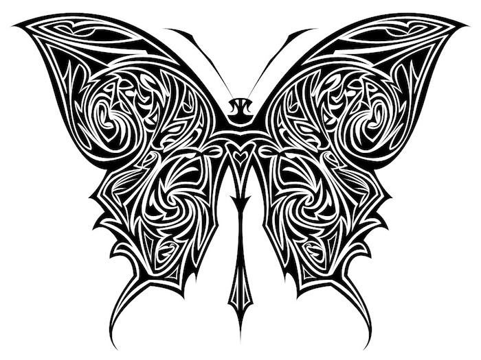 En svart, flott tatovering med en svart og ekstraordinær sommerfugl med lange svarte vinger