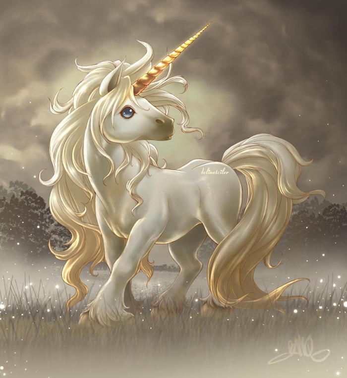 söta unicornbilder - en söt liten vit enhörning med blå ögon, en lång vit tät man och ett långt gyllene horn, berg med snö, himmel med moln