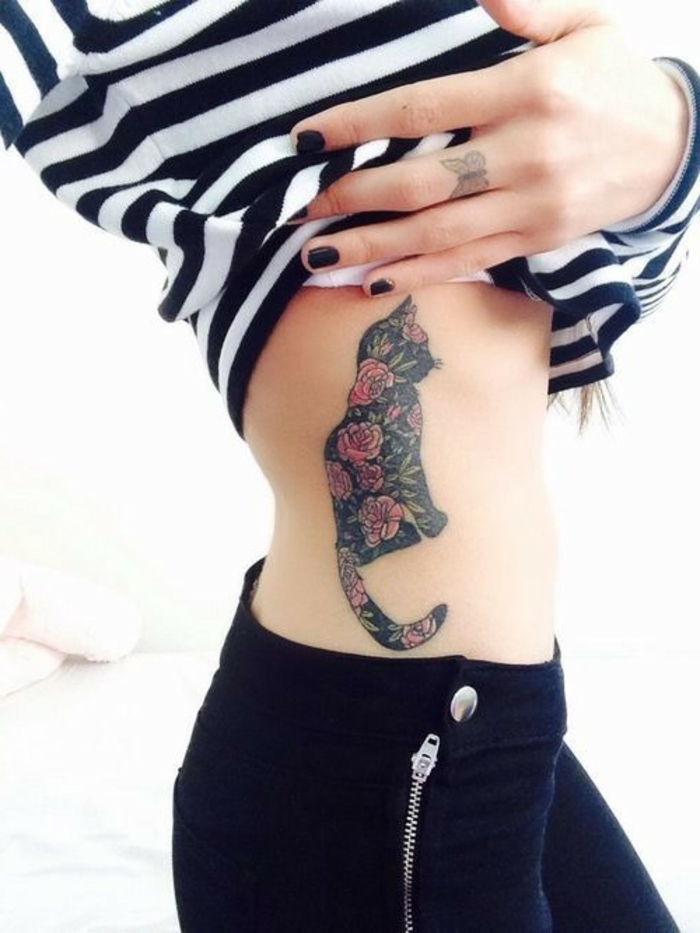 aici este o idee pentru un tatuaj pentru o femeie - aici este un tatuaj negru cu trandafiri roșii, o mână cu tatuaj fluture și un lac de unghii negru