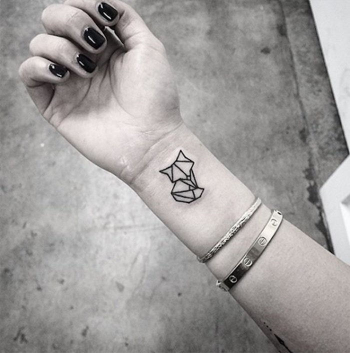 Mână cu lac de unghii, un tatuaj neagră pentru pisică și brățară