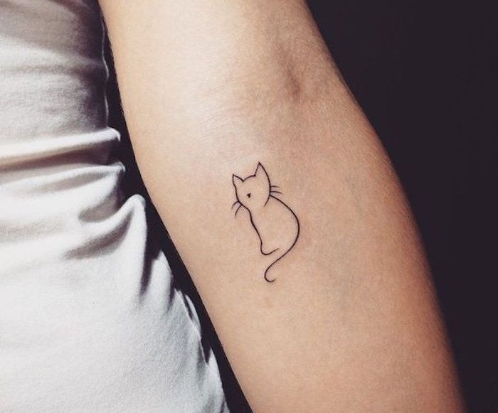 O altă idee grozavă pentru un tatuaj de pisică neagră pe mână - o pisică drăguță, cu o coadă lungă