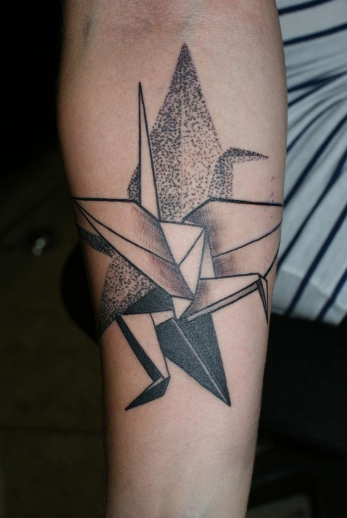 ottima idea per un bel tatuaggio origami - un tatuaggio nero sulla mano con diversi motivi origami