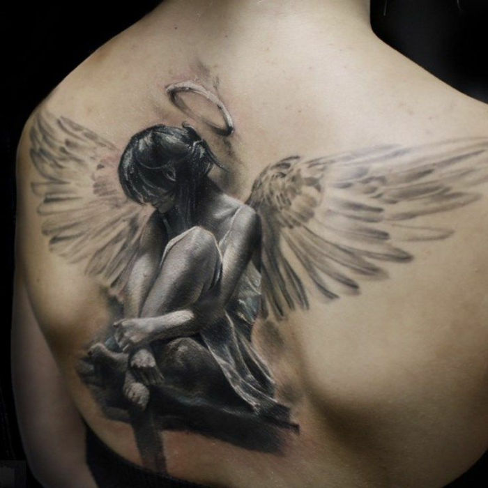 hier laten we je een idee voor een zwarte tatoeage zien - dit is een tatoeage engel - een kleine engel met engelenvleugels