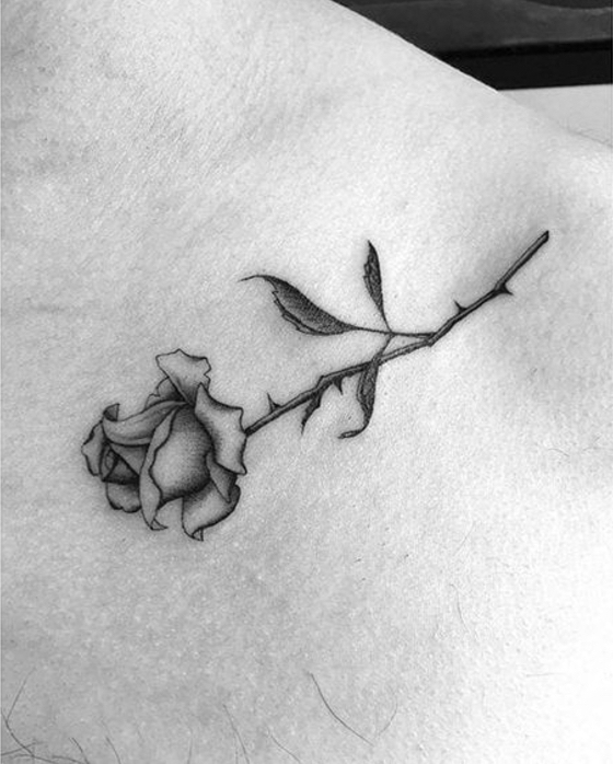 een kleine zwarte roos - idee voor een kleine roos tattoo - rozen tattoo sjabloon