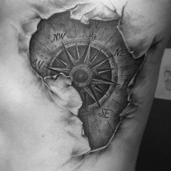africa - pomysł na czarny tatuaż kompasowy z mapą świata