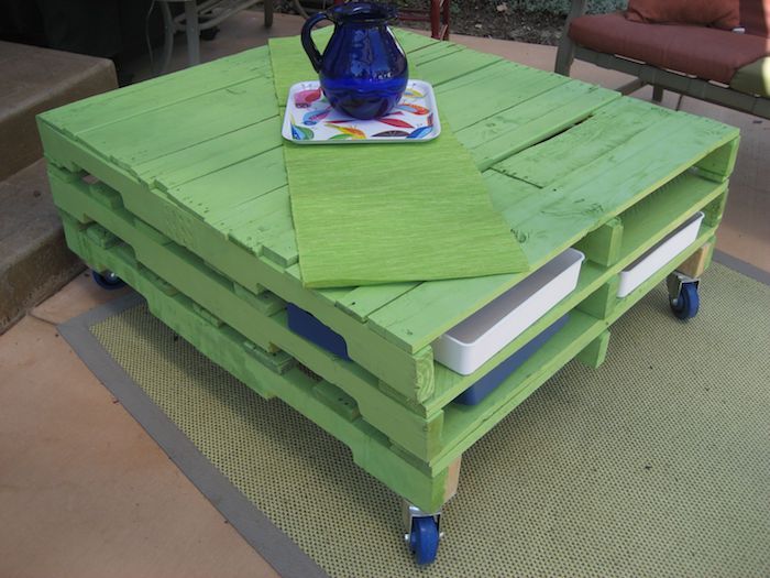 een groene tafel van oude europallets - idee over het onderwerp van het terras van het palletmeubilair
