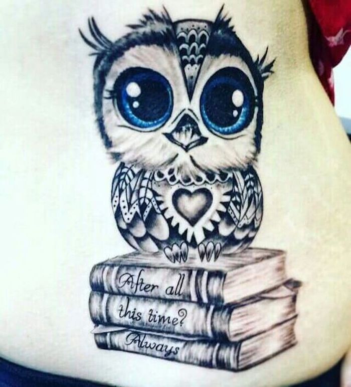 Dette er en ide for en mini-tatoveringsugle - liten søt ugle med blå øyne og tre bøker