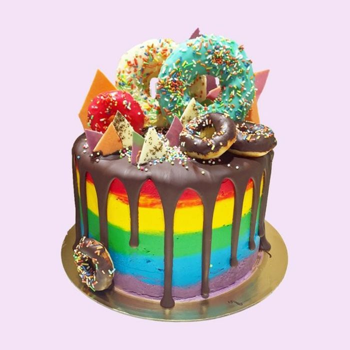 Aqui está uma torta de cor do arco-íris