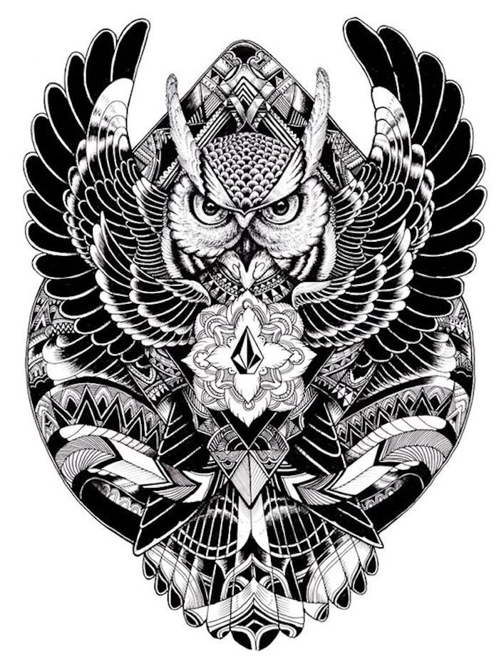 Bekijk ons ​​idee voor een uil-tattooo. een vliegende zwarte uhu met zwarte veren
