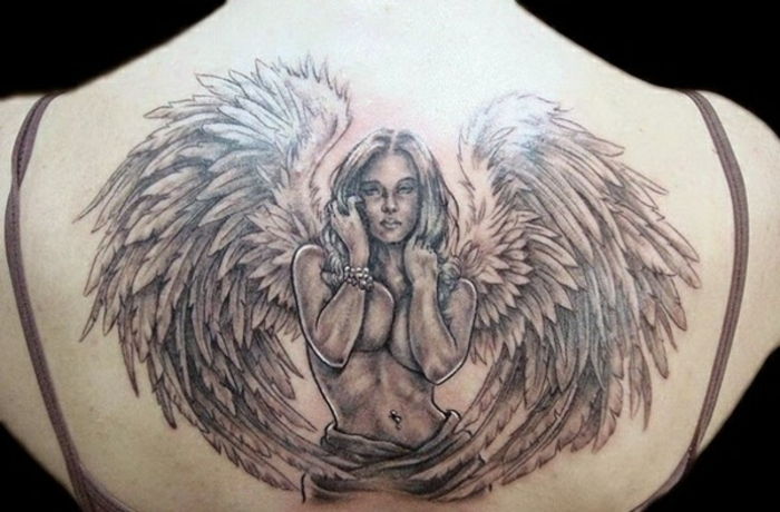 odlična ideja za angelsko tetovažo - tu je angel z dvema velikima angelskima kriloma