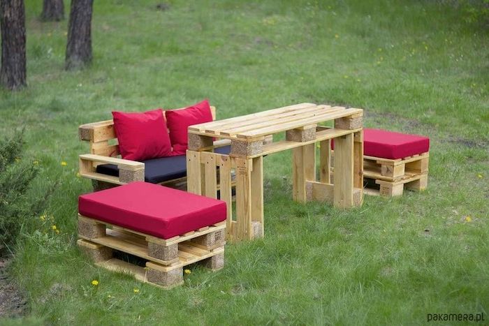 nu een idee over het onderwerp palete meubel terras - hier staan ​​mooie banken met rode kussens en een tafel, die zijn opgebouwd uit de oude europallets