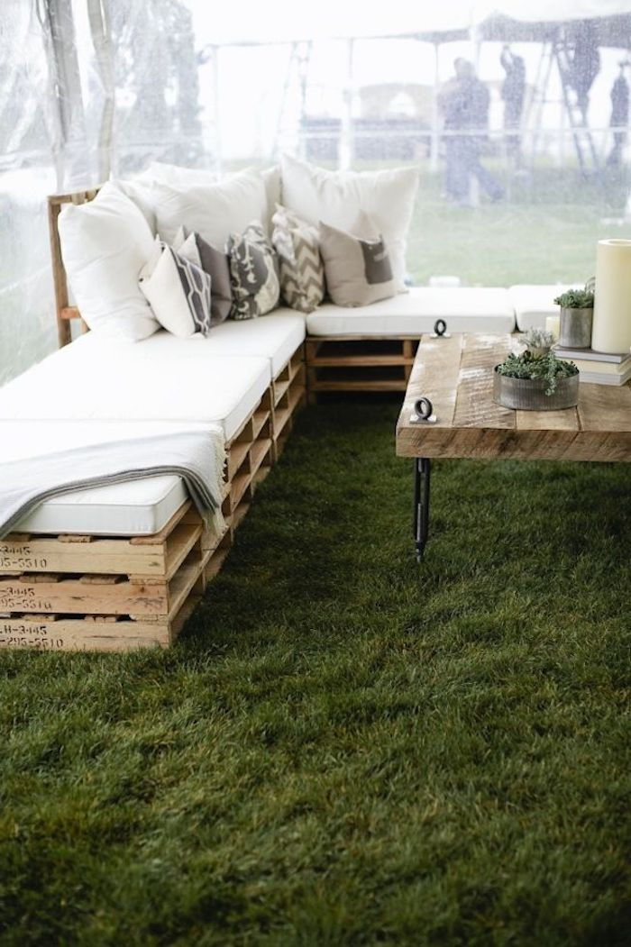 beyaz yastıkları ve eski europallets tablodan modern kanepeler için bu fikri bir göz atın - palet mobilya teras için fikir