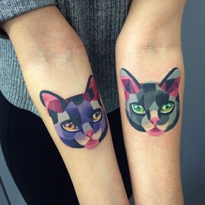 Aici vă arătăm două tatuaje pentru pisici colorate - o pisică cu ochi verzi și un roz roz și o pisică violetă cu ochi portocalii