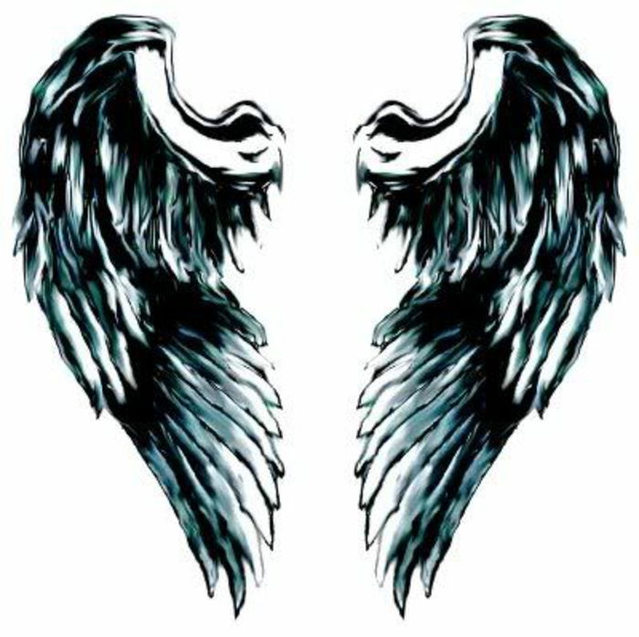 een van onze ideeën voor zwarte engel tatoeages - hier zijn geweldige zwarte engelenvleugels met lange veren
