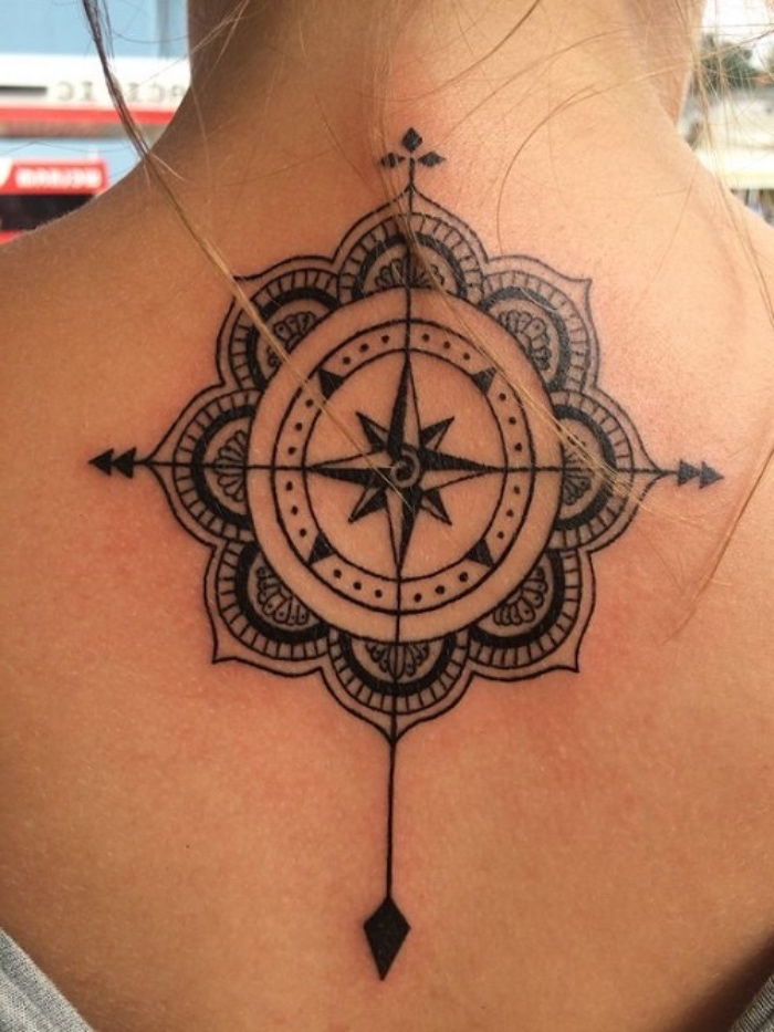 ideja za velik črni kompas tattoo s črnim mandala kompas s štirimi črnimi puščicami na vrhu mlade ženske