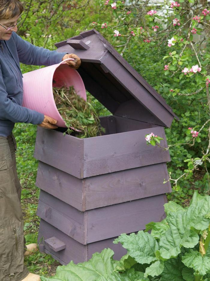 veldig fin utseende liten mini komposter og en rosa bøtte - flott ide for hage design
