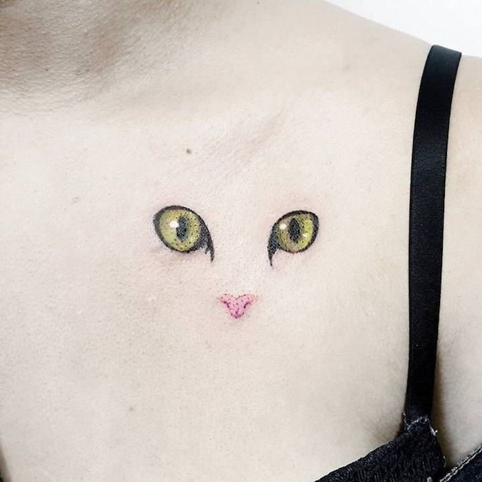 o idee extraordinara cu privire la tatuajul pisicilor pentru femei - aici este o pisica cu ochi verzi si un nas roz