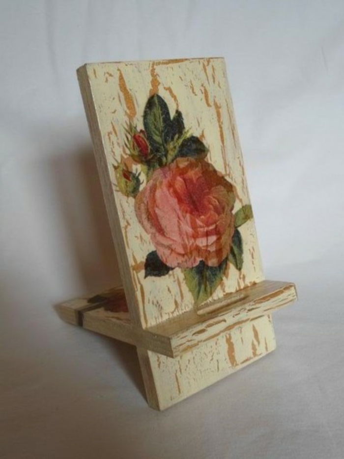Här visar vi dig en idé för servettsteknik på trä - en servett med röda rosor