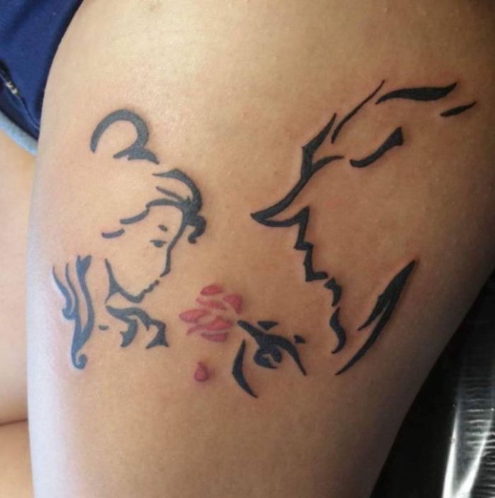 piękna i bestia - pomysł na bajkowy tatuaż z piękną czerwoną różyczką