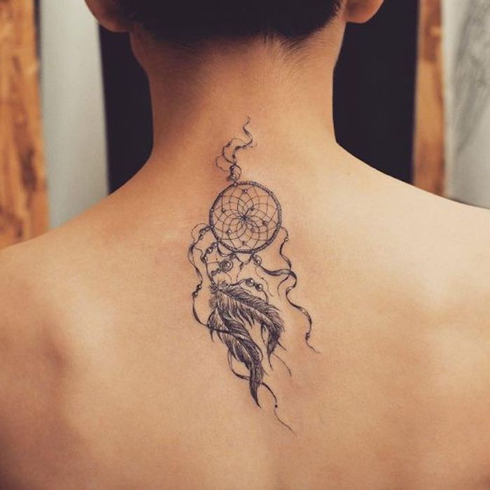 Ora ti mostriamo una delle nostre idee per un tatuaggio con un piccolo tatttoo con un acchiappasogni nero sul collo di una donna