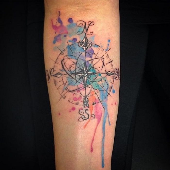 Ideja za barvito veliko tetovažo z velikim črnim kompasom s črnimi puščicami - tetovažo na roki