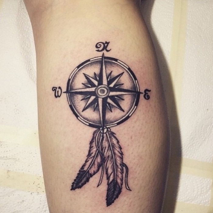 še ena od naših številnih idej na temo kompasa tetovaža z dvema dolgima belim perjem na roki