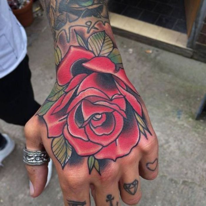 Teraz pokazujemy jeden z naszych pomysłów na tatuaż na rękę - rozeta tatuaż z zielonymi liśćmi - ręka z tatuażem i pierścieniem