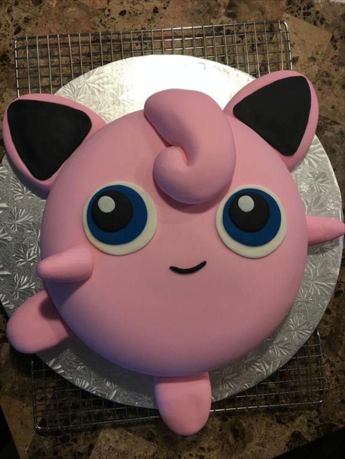 rosa, pequena, fofa criatura pokemon com grandes olhos azuis - ideia para uma saborosa torta de pokemon rosa