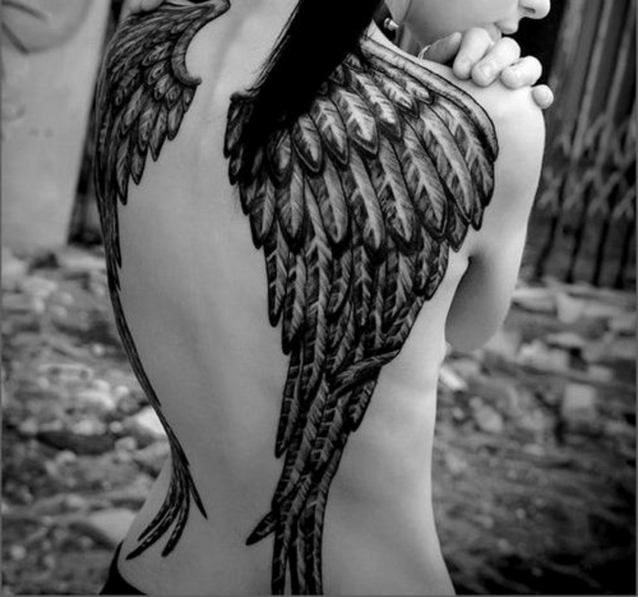 engelenvleugels tattoo terug - idee voor een engel tatoeage met lange veren