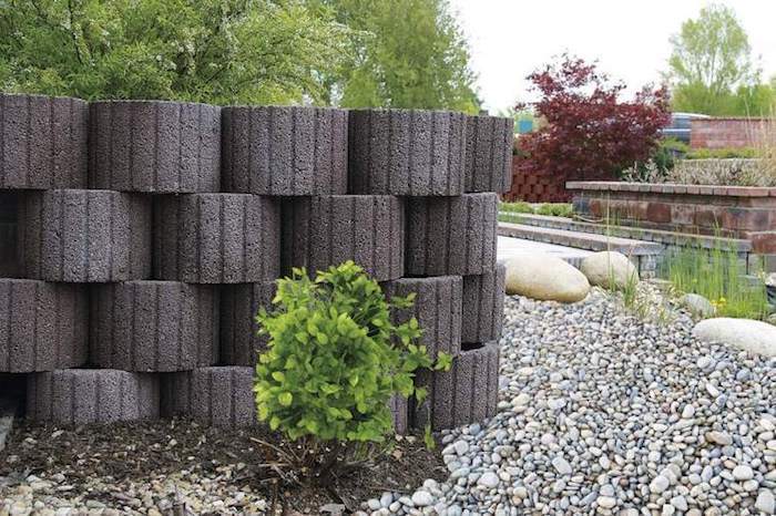 Her finner du en av våre flotte ideer for hagedesign - en liten hage med betongblokker av betong