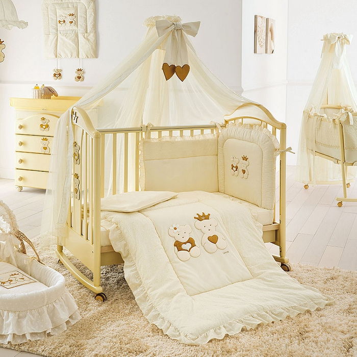 Baby rom i hvit og lys gul, baby seng med himmel og ruller, sengetøy med bjørn