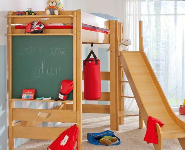 šiuolaikiškai įrengtas vaikų kambarys su medine aukšto lova dizaino - skaidrių