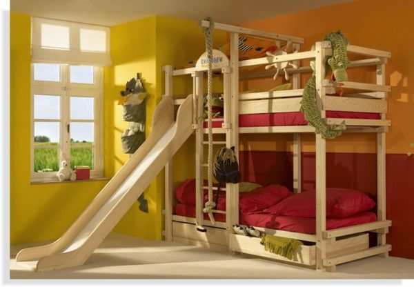 Vaikų kambarys su medine lova su slide