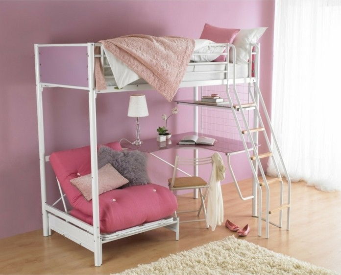 våningssäng-egen-build-det-är-en-hög säng-med-desk-and-skåp-for-barn