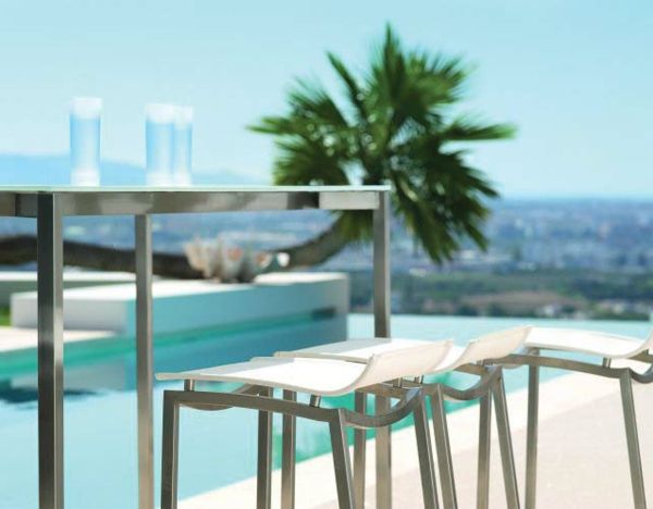 visoki mizi s stoli-a-palm-next-to-make-lepo fotografijo