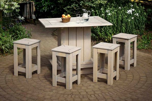 alta tavolo-sedie-nella-struttura-giardino-legno