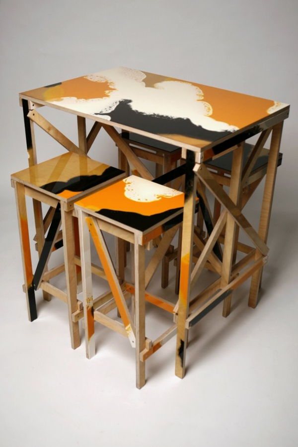 alta sedie-arancio-e-nero-sfondo tavolo-con-