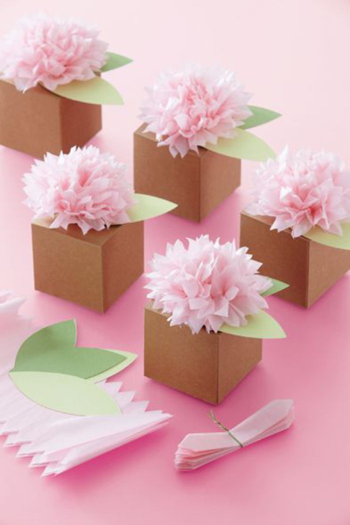 składane pudełka z kwiatami wykonane z papieru krepowego, goździków, opakowania samemu