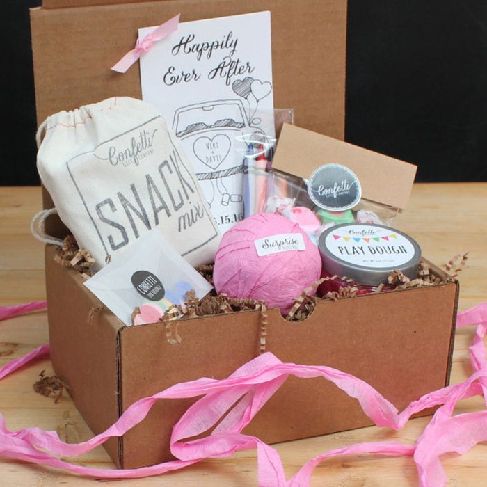 pudełko z prezentami, wesele, gość, mała dziewczynka w różu