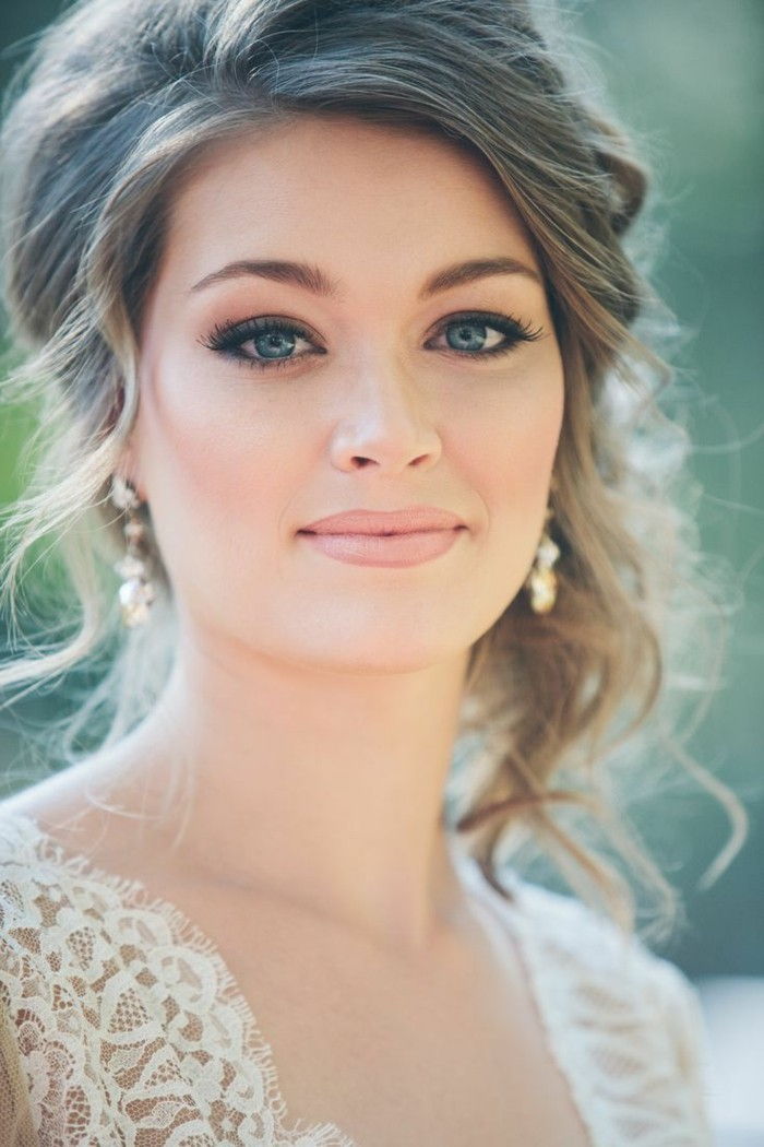 Bruiloft make-up bruid-met-blauwe-ogen-kapsel-brunette-oorbellen-mooie-vrouw