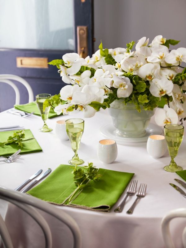 bröllopsbord-dekoration-själv-blommor-i vitt