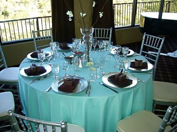 Vestuvių apmušimas ant apvalaus stalo mėlyna danga ant terasos