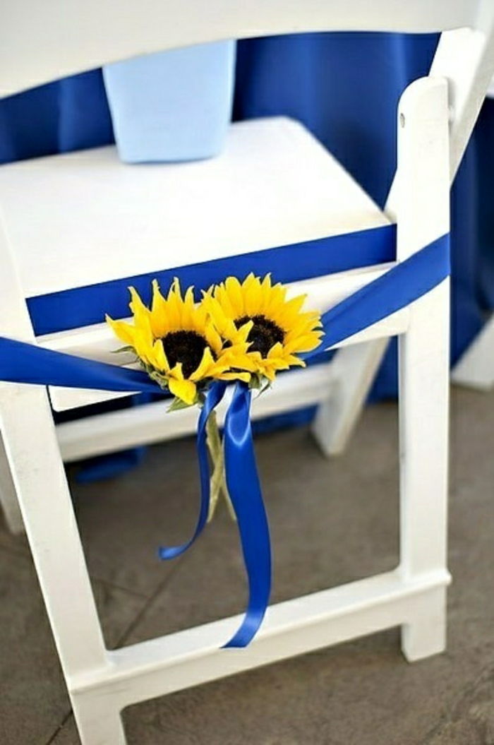 Hochzeitsdeko solsikke-hvit-stol-blå bånd
