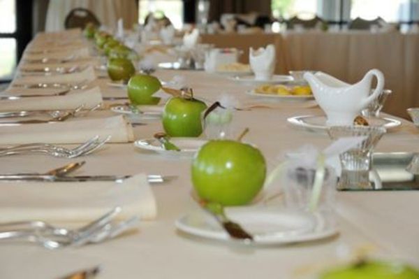 vestuvių dekoravimas-už-stalo-su-žaliosios-obuolys-originalus idėja
